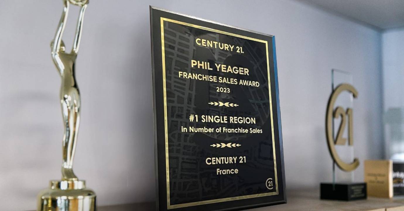 Century 21 France reçoit le prix du leader mondial du développement en 2023