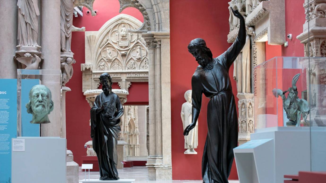 Notre-Dame de Paris : des bâtisseurs aux restaurateurs