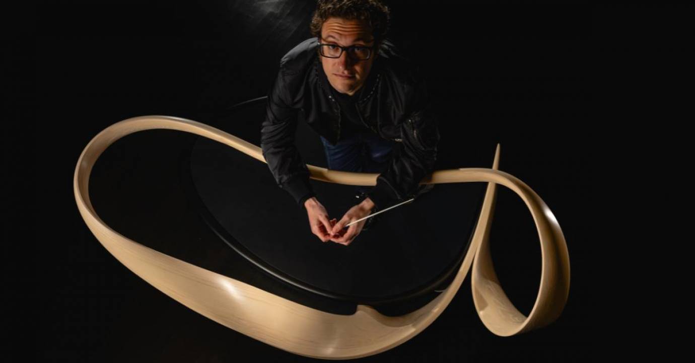 Le designer Joseph Walsh livre un sublime rail de chef d’orchestre pour Teddy Abrams, directeur musical de l'Orchestre de Louisville et lauréat d'un Grammy Award