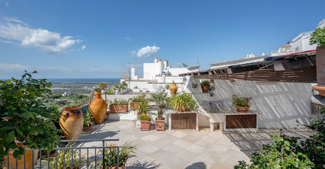 Ostuni : un Palazzo historique suspendu entre ciel, remparts et Adriatique