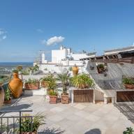 Ostuni : un Palazzo historique suspendu entre ciel, remparts et Adriatique