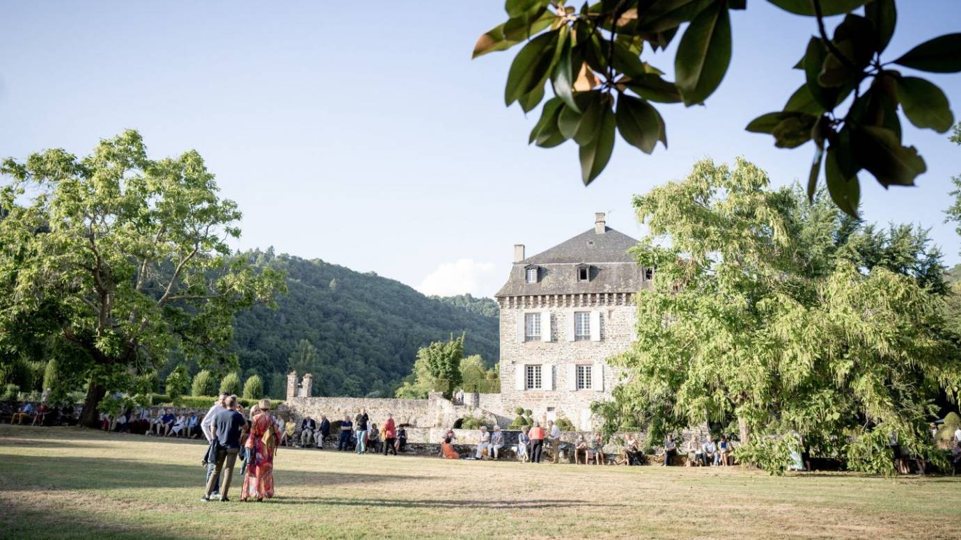 Bienvenue au Château du Saillant, écrin de verdure et de musique